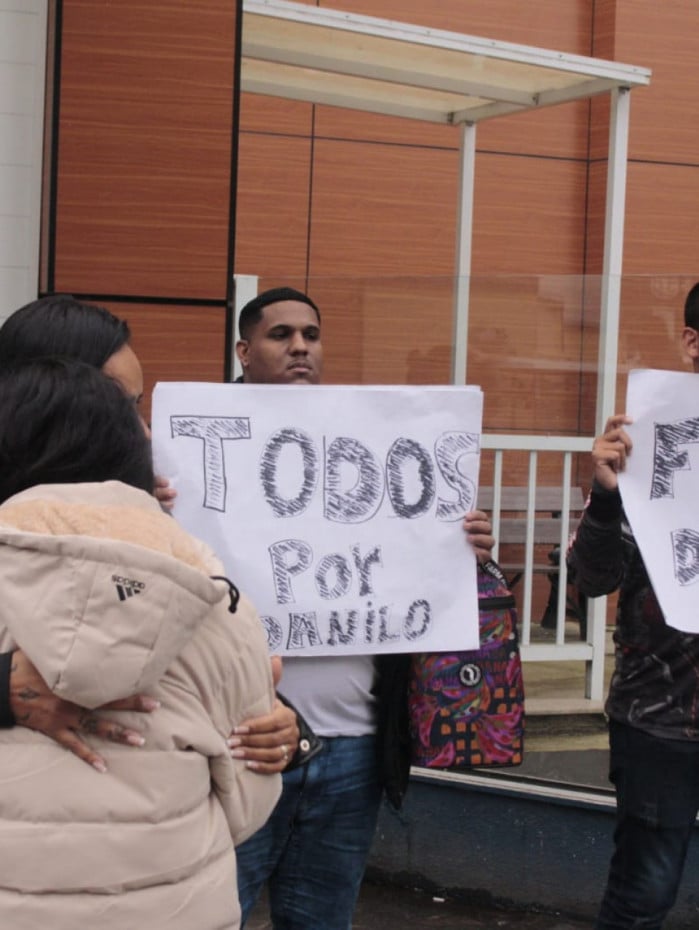 Amigos de Danilo Jander Francisco Alves realizam manifesta&ccedil;&atilde;o na porta de hospital