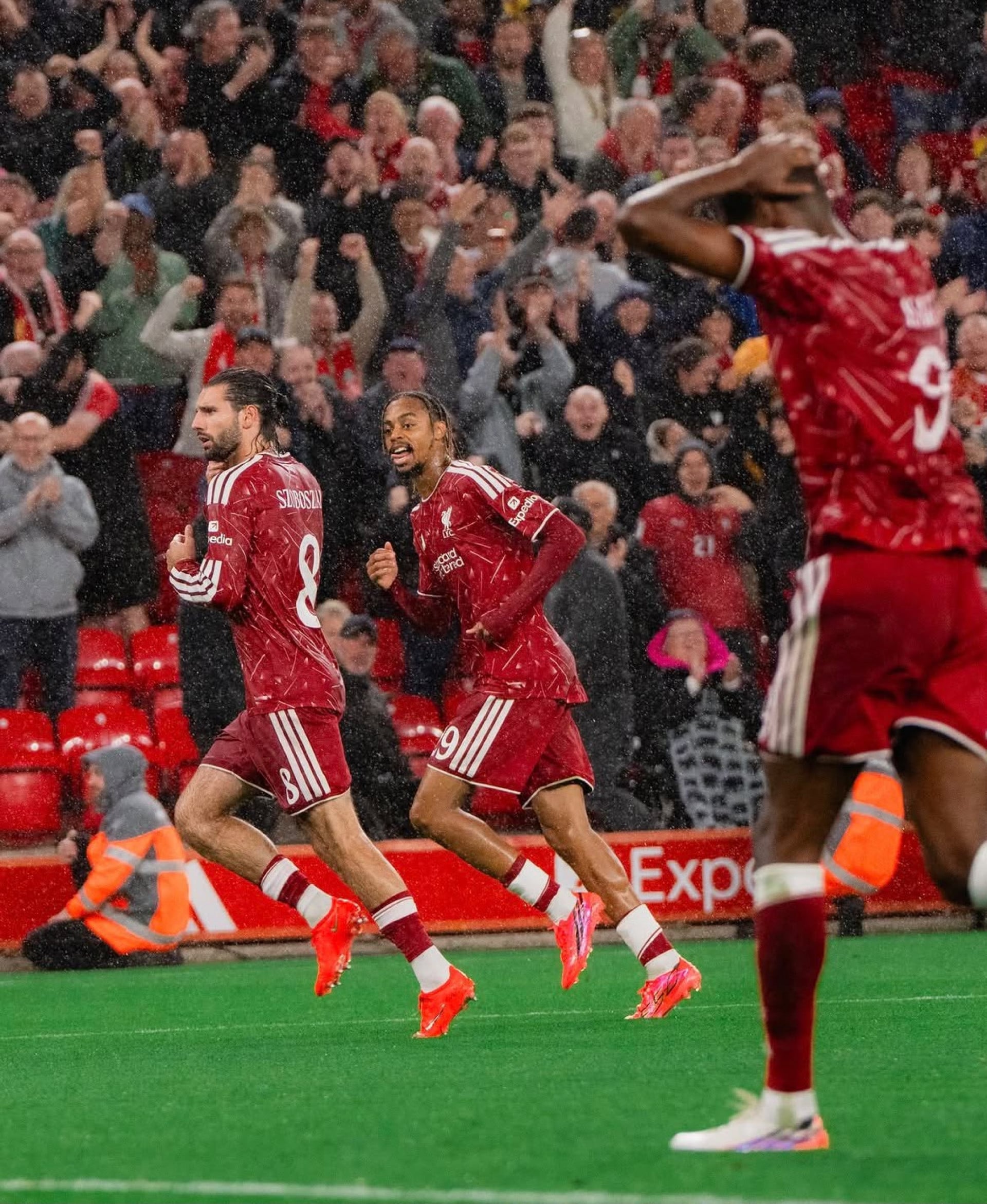 Jogadores comemoram vitória do Liverpool sobre o Tottenham