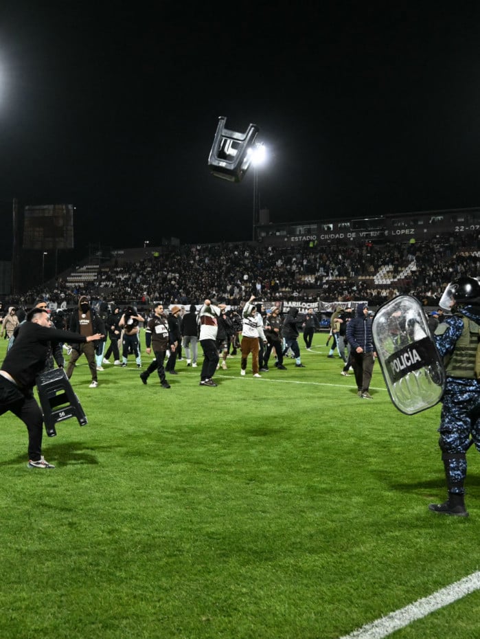 Durante confus&atilde;o entre as delega&ccedil;&otilde;es de Fluminense e Platense, torcedores da equipe argentina invadiram o campo