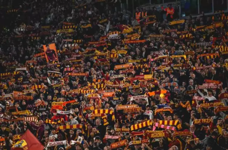 Torcedores da Roma s&atilde;o banidos dos est&aacute;dios por sauda&ccedil;&atilde;o fascista em jogo do Italiano
