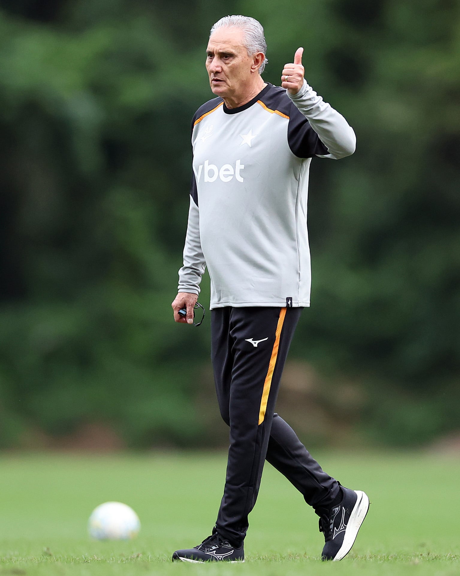Depois da apresentação, Tite comandou pela primeira vez um treino no CT Lonier, na tarde de ontem