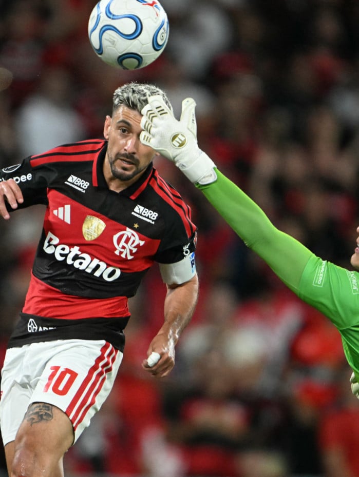 Decisivo, Arrascaeta aproveitou erro de Quintana e chegou aos 14 gols pelo Fla na Libertadores