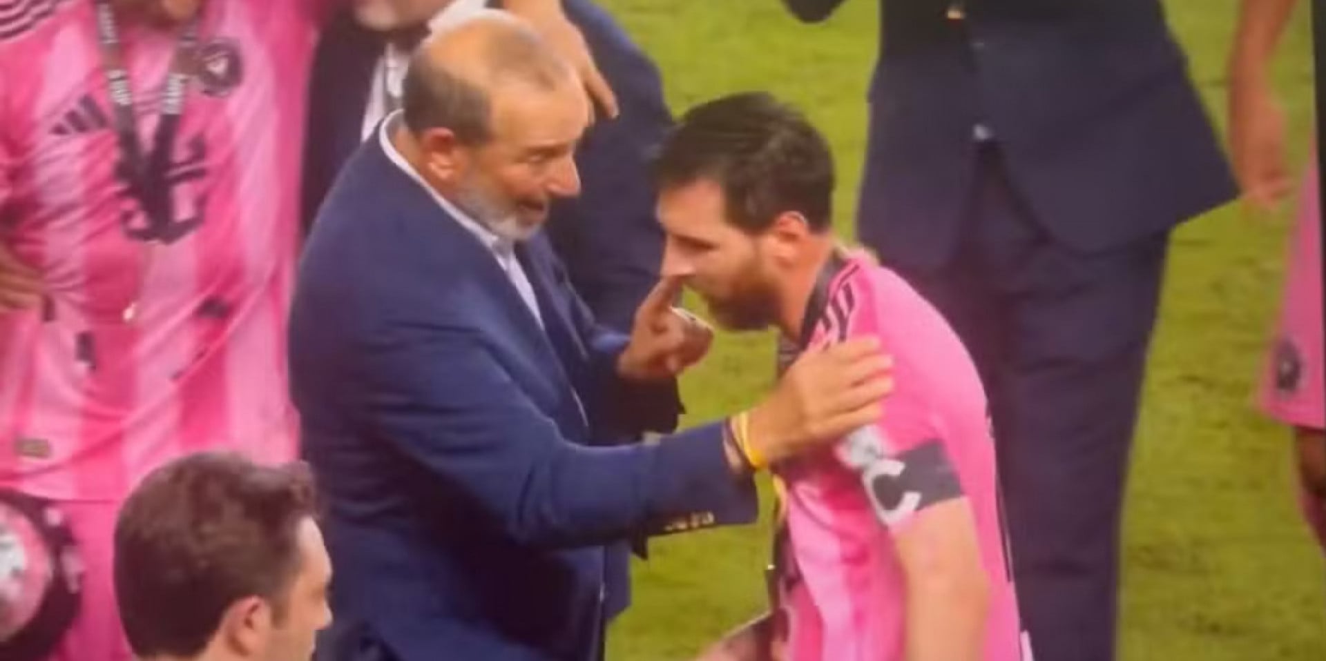 Messi fica na bronca com comiss&aacute;rio da MLS ap&oacute;s t&iacute;tulo pelo Inter Miami: 'Comigo n&atilde;o'; veja v&iacute;deo
