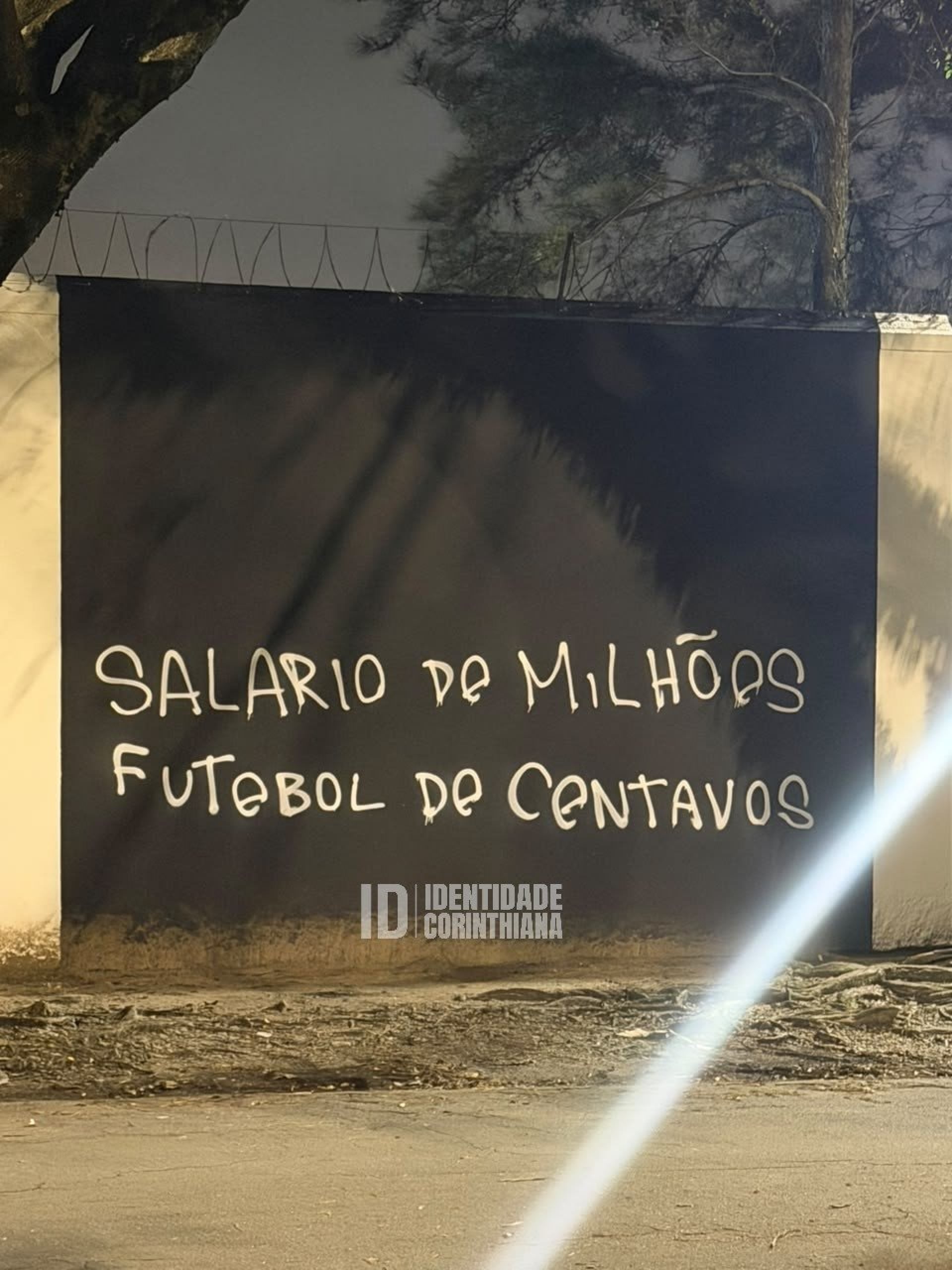 Depay, que desperdiçou um pênalti, sofreu críticas dos torcedores