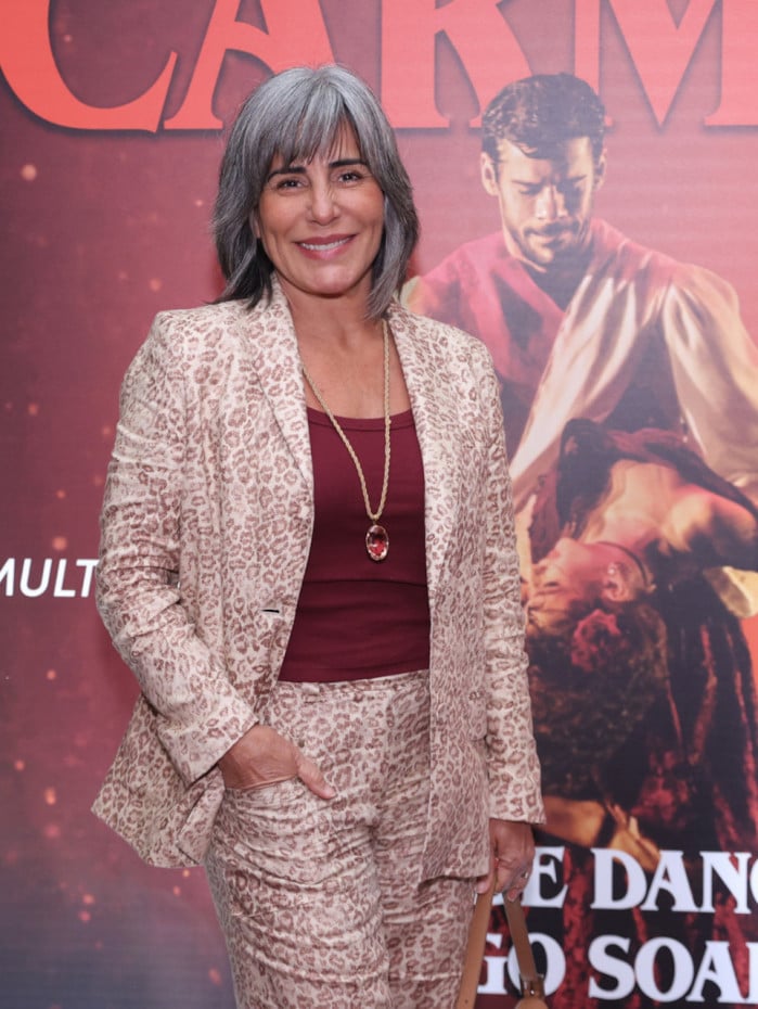 Gloria Pires posou para cliques na entrada do Teatro Multiplan