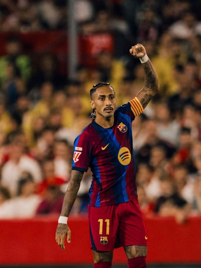 Raphinha brilhou e fez mais tr&ecirc;s gols pelo Barcelona