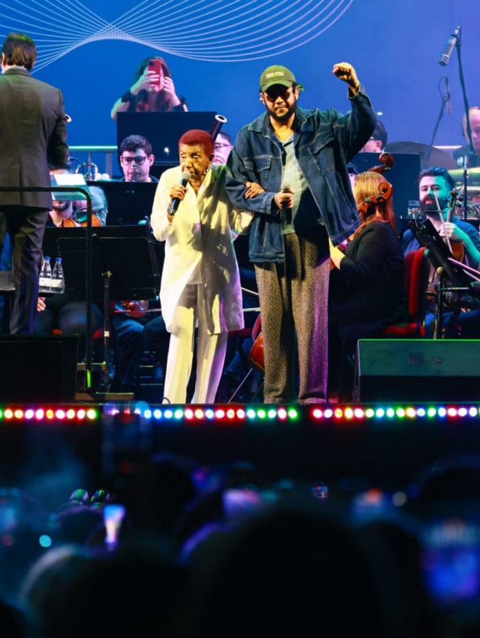 Projeto Aquarius reuniu Leci Brand&atilde;o, Emicida e a Orquestra Sinf&ocirc;nica Brasileira (OSB) na Pra&ccedil;a Mau&aacute;, neste s&aacute;bado (19)