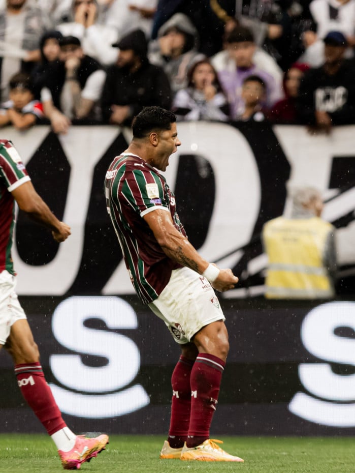 Hulk marcou dois gols para o Fluminense contra o Corinthians