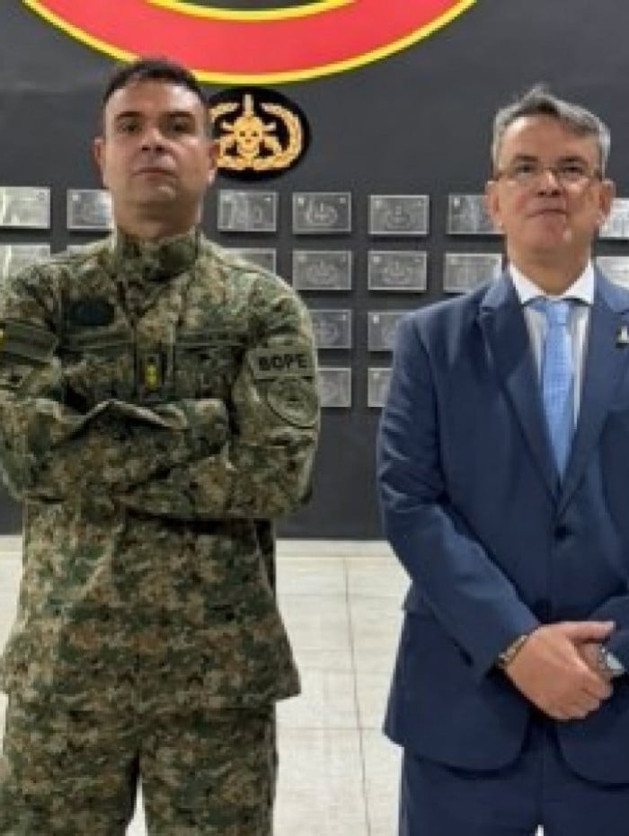 Comandante do Bope, Tenente-coronel Carlos Eduardo Monteiro, e o presidente do TRE-RJ, desembargador Claudio de Mello Tavares