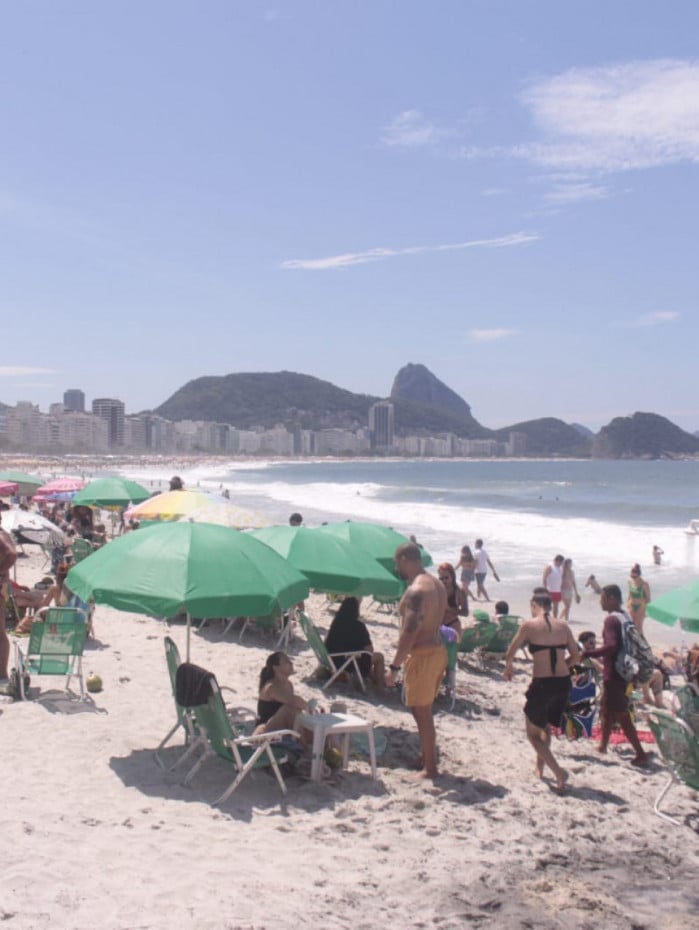 Praia de Copacabana na altura do posto 5, neste Domingo (20)