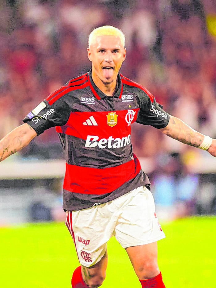 Com grande atua&ccedil;&atilde;o diante dos rubro-negros, Varela marcou o primeiro gol e saiu pra comemorar