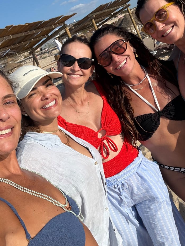 Giovanna Antonelli, Fernanda Rodrigues e Vanessa Giacomo curtiram dia de praia