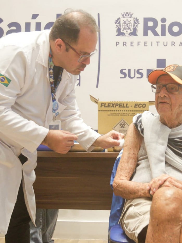 Geraldo Portela se vacinou no Super Centro, em Botafogo