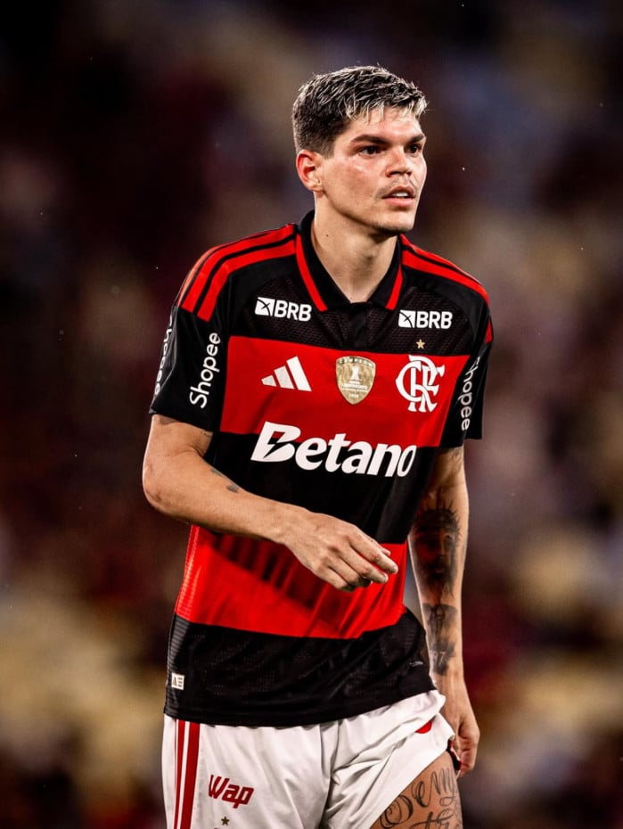 Ayrton Lucas em a&ccedil;&atilde;o durante jogo do Flamengo, no Maracan&atilde;