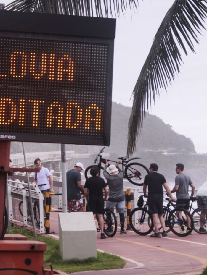 Ciclistas desobedecem interdi&ccedil;&atilde;o da Ciclovia Tim Maia, nesta quinta-feira (24)