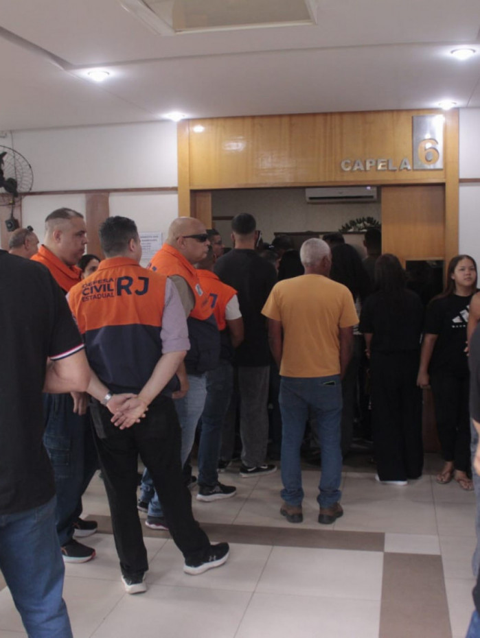 No vel&oacute;rio, familiares e amigos se despedem do bombeiro Pedro Ernesto dos Anjos Rodrigues (detalhe), no Cemit&eacute;rio Memorial do Rio