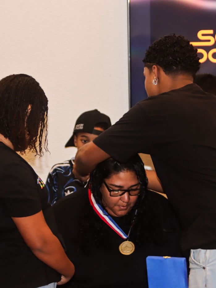 Integrantes do Crias do Tijolinho foram respons&aacute;veis pela entrega da medalha a Kamila Camillo