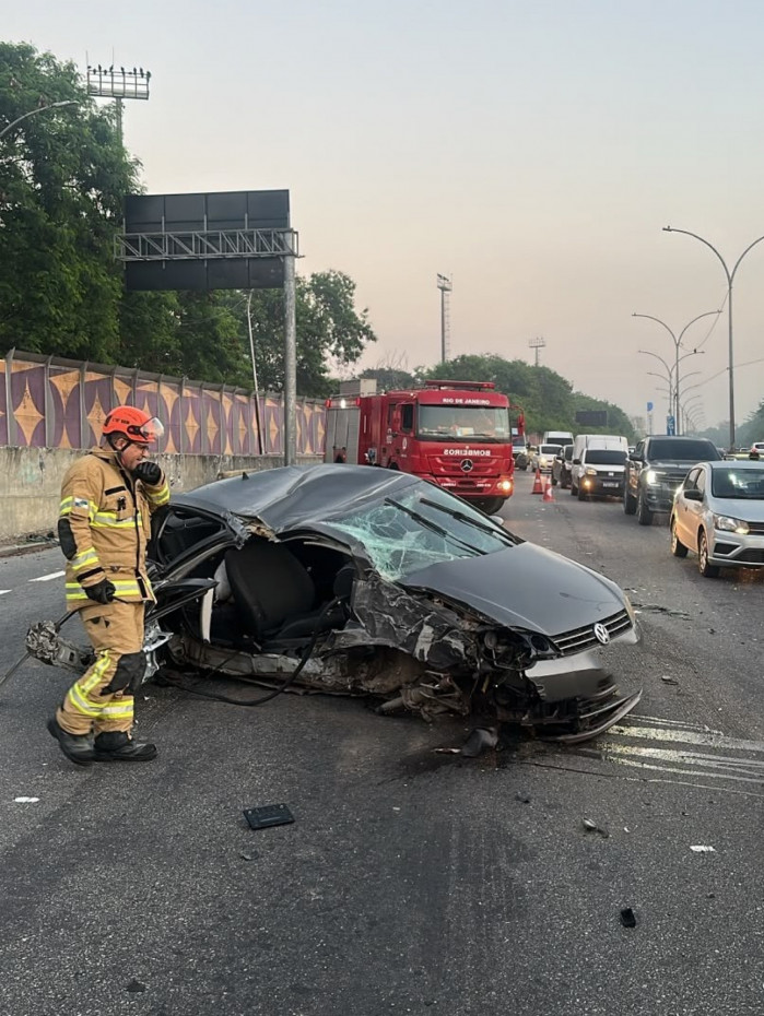 Carro bateu na mureta e capotou na pista