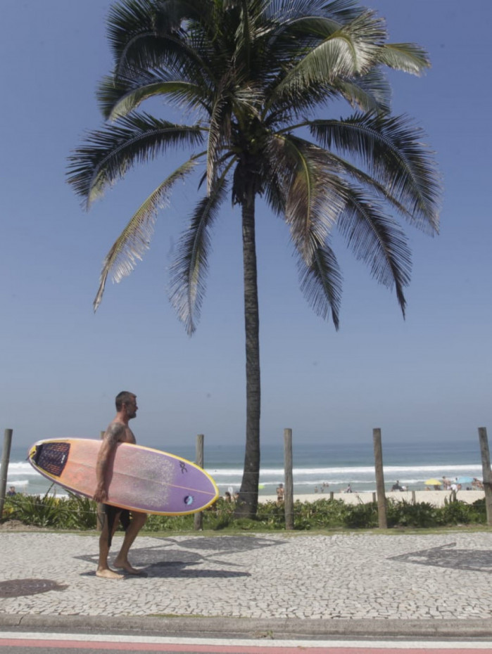 Cariocas aproveitaram para curtir a Praia da Barra neste s&aacute;bado