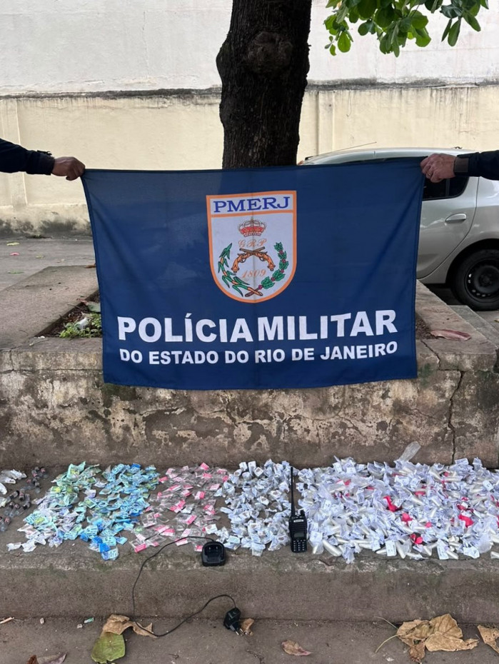 Com eles, os agentes apreenderam drogas e um r&aacute;dio comunicador