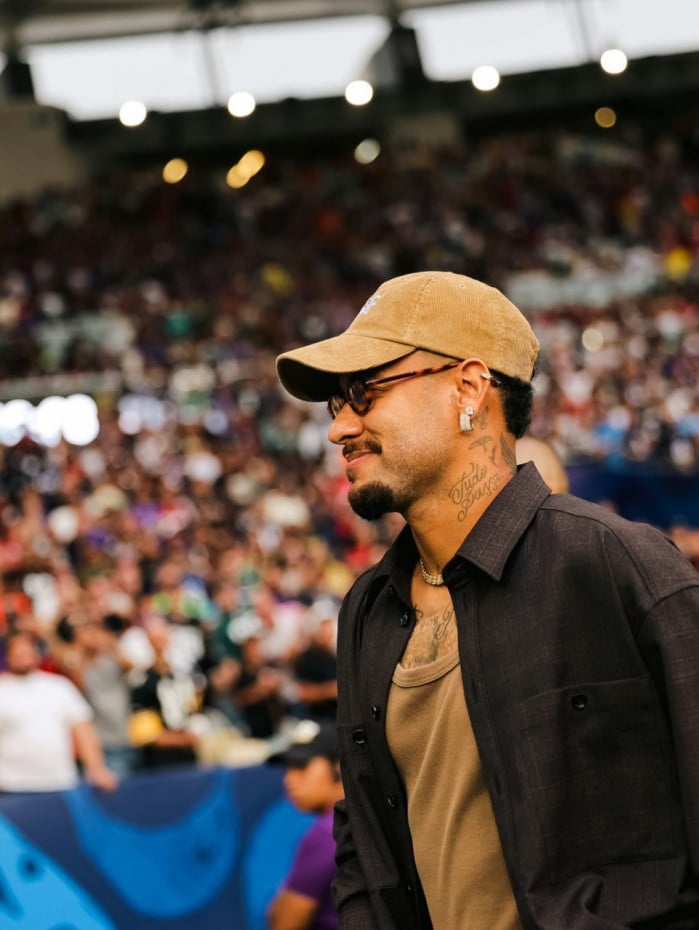 Neymar foi uma das atra&ccedil;&otilde;es na arquibancada do Maracan&atilde; em jogo da NFL no Rio