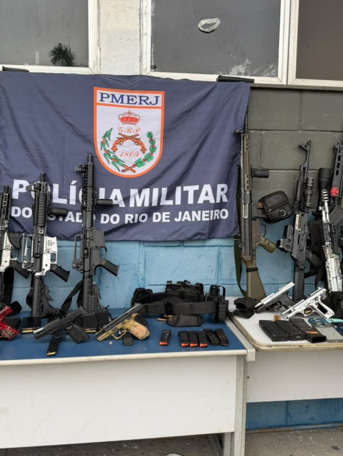 Fuzis, armas e drogas apreendidas em opera&ccedil;&atilde;o na Mar&eacute;