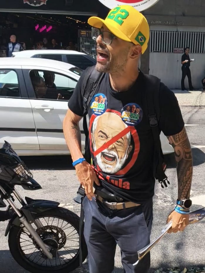 Momento em que na confus&atilde;o, candidato do PL exibe a arma para militantes do PSOL