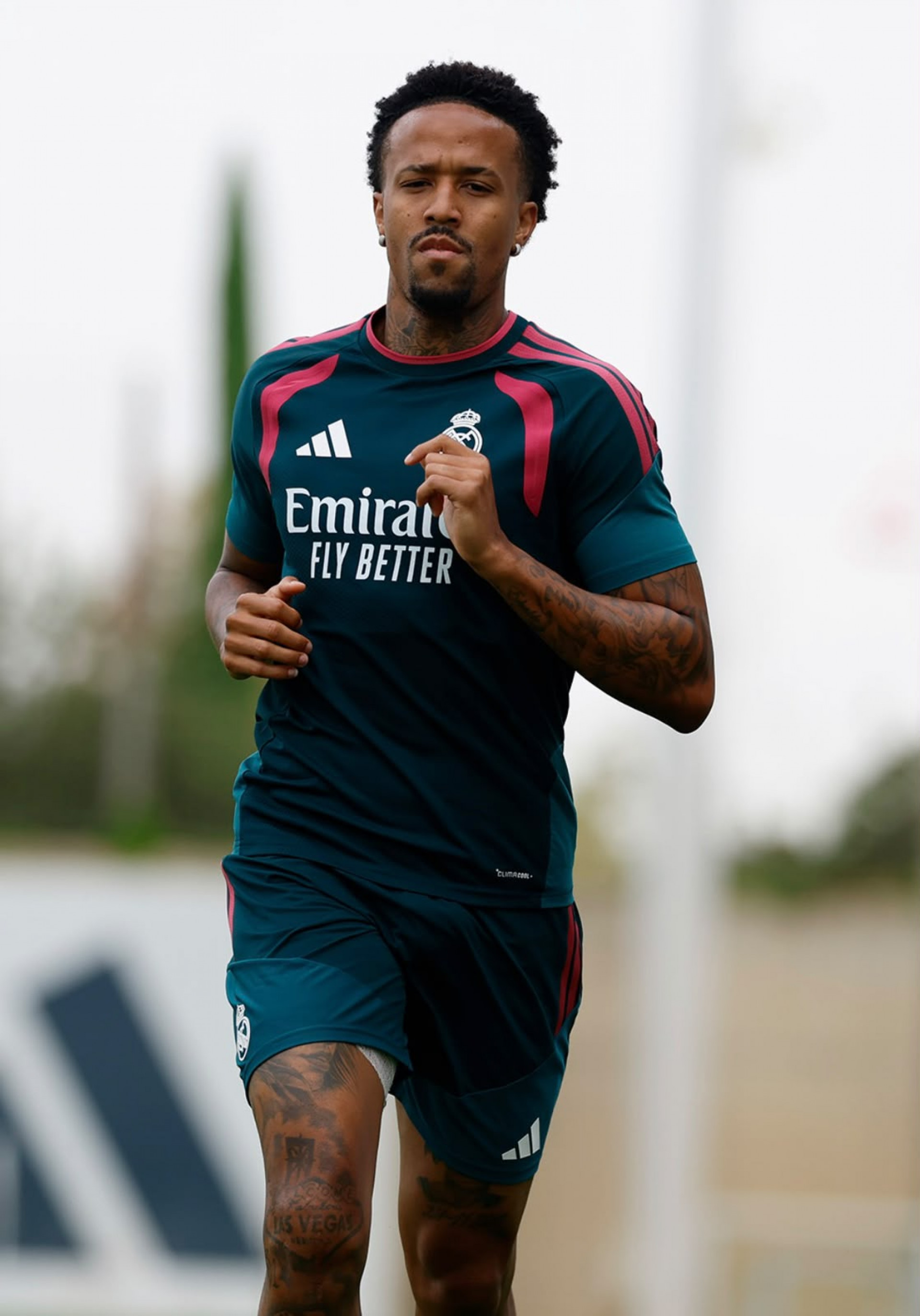 Éder Militão voltou a treinar com o elenco do Real Madrid