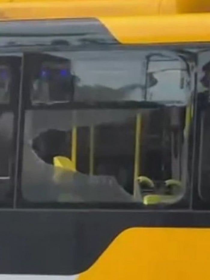 Tiro destruiu a janela do &ocirc;nibus do BRT e atingiu um passageiro
