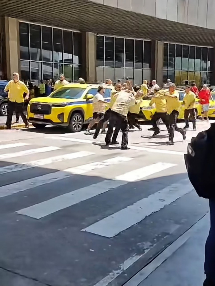 Briga entre taxistas &eacute; registrada em frente ao Gale&atilde;o