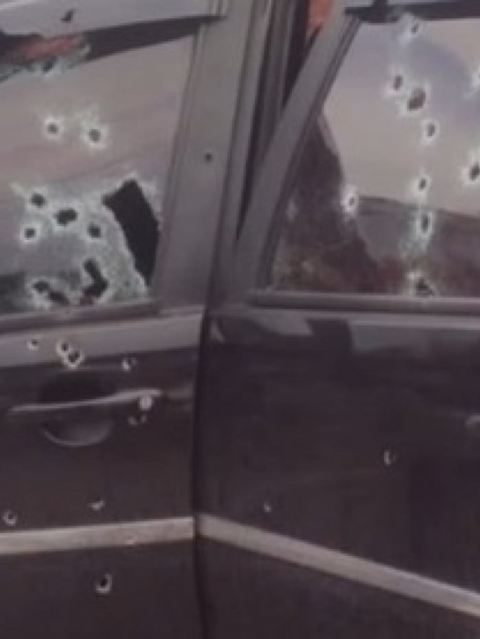 Carro ficou com mais de 20 marcas de tiros