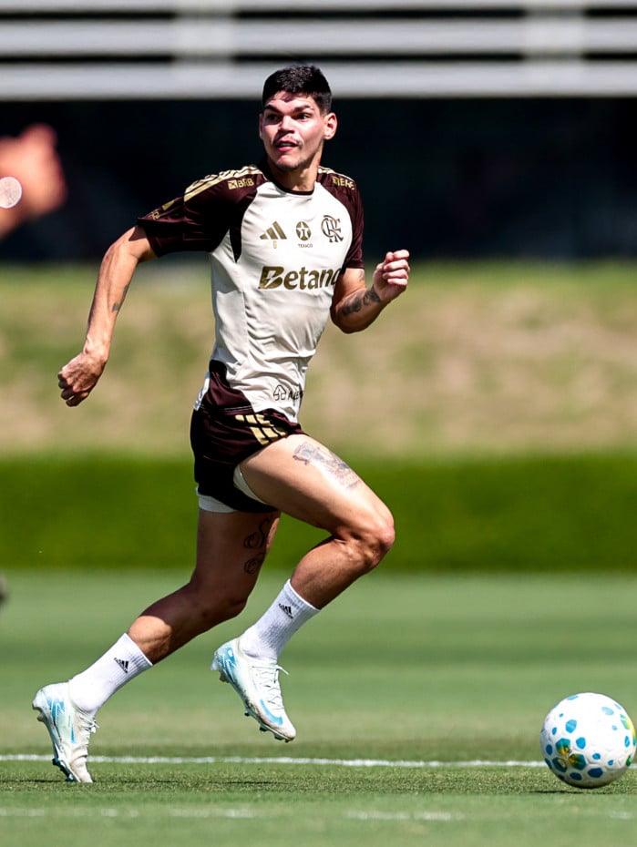 Ayrton Lucas em treino do Flamengo