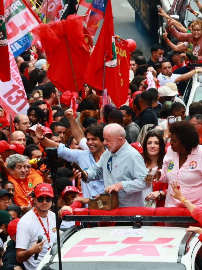 Lula acenou para a multid&atilde;o, mas pouco falou durante o ato de campanha; presidente foi para Minas