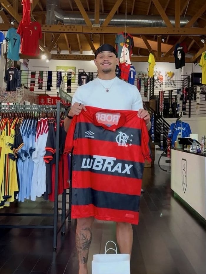 Xavi Simons comprou a camisa do Flamengo de 1993, com o n&uacute;mero 7 nas costas