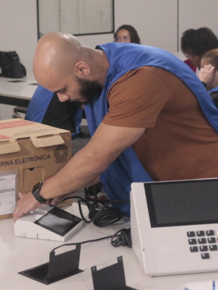 Urnas eletr&ocirc;nicas chegaram aos pontos de vota&ccedil;&atilde;o no s&aacute;bado (3)