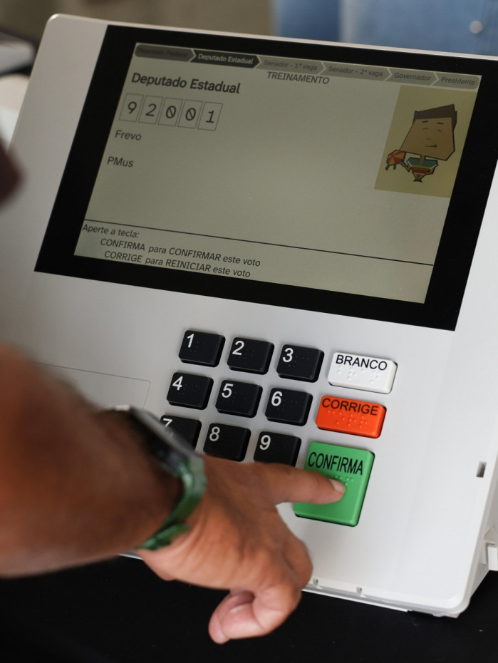 Eleitores que n&atilde;o justificarem a aus&ecirc;ncia &agrave;s urnas dever&atilde;o pagar multa R$ 3,51 por turno