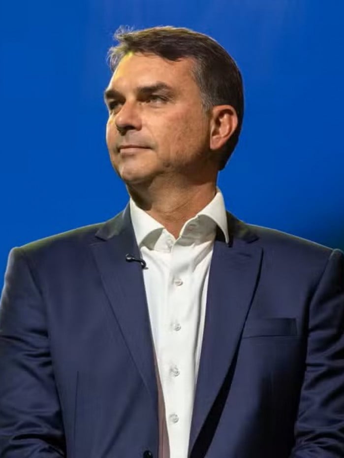 Fl&aacute;vio Bolsonaro liderou a vota&ccedil;&atilde;o no primeiro turno