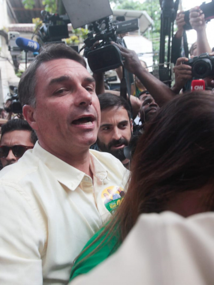 Fl&aacute;vio Bolsonaro votou na Escola Municipal Bar&atilde;o Homem de Mello, em Vila Isabel