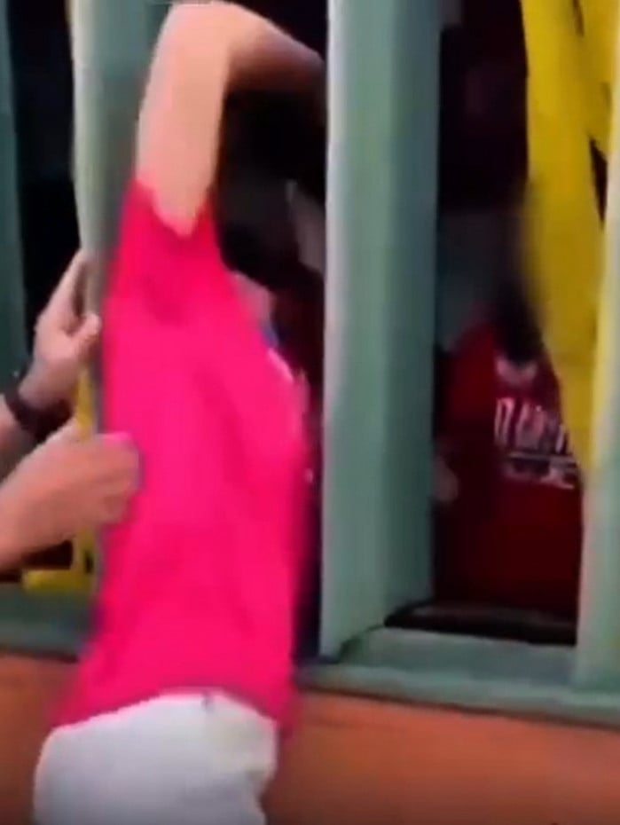 Michelle Bolsonaro (PL) chegou a se debru&ccedil;ar em uma janela para discutir com a eleitora