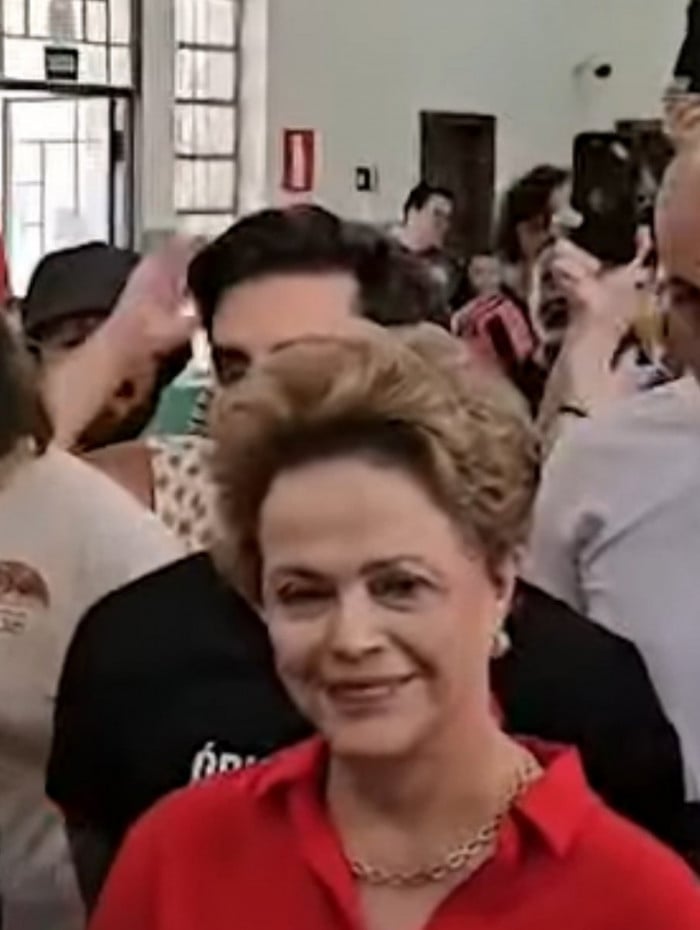 Dilma Rousseff &eacute; vaiada ao chegar para votar em Belo Horizonte