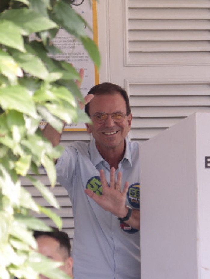 Eduardo Paes votou na G&aacute;vea, Zona Sul do Rio