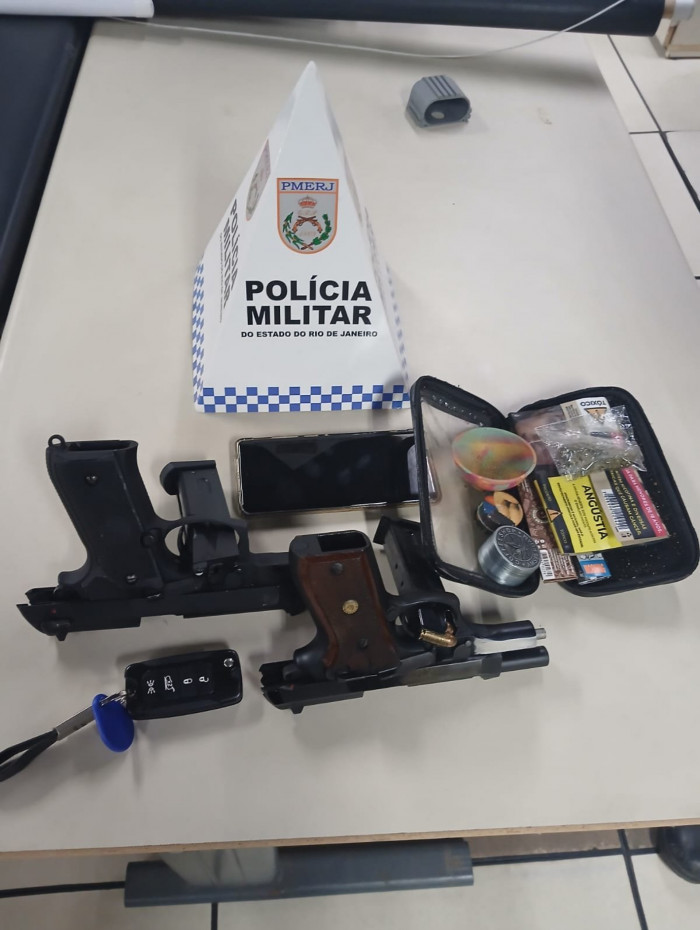 Policiais apreenderam duas pistolas, um ve&iacute;culo, um carregador com muni&ccedil;&otilde;es e um smartphone