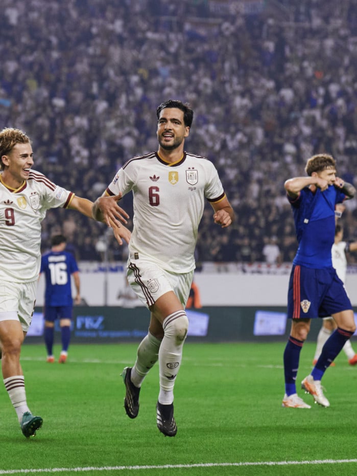 Mikel Merino comemora gol pela Espanha contra a Cro&aacute;cia