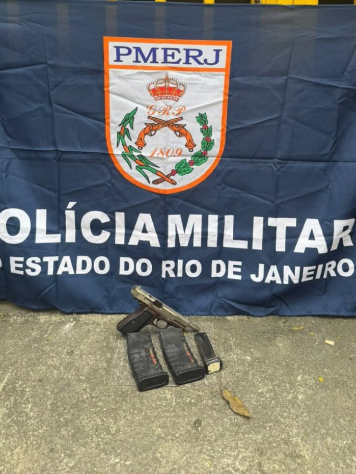 Material apreendido pelos policiais militares durante a a&ccedil;&atilde;o