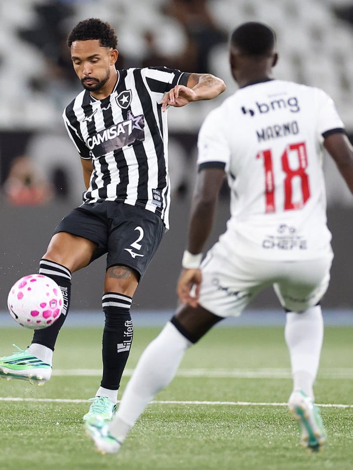 Vitinho se machucou no segundo tempo do cl&aacute;ssico entre Botafogo e Vasco