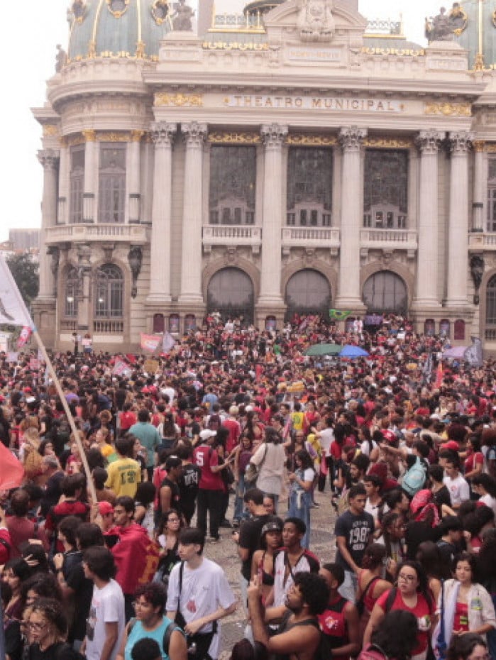 Estudantes e movimentos sociais fazem manifesta&ccedil;&atilde;o na tarde desta quarta-feira (7) na Cinel&acirc;ndia, Centro do Rio