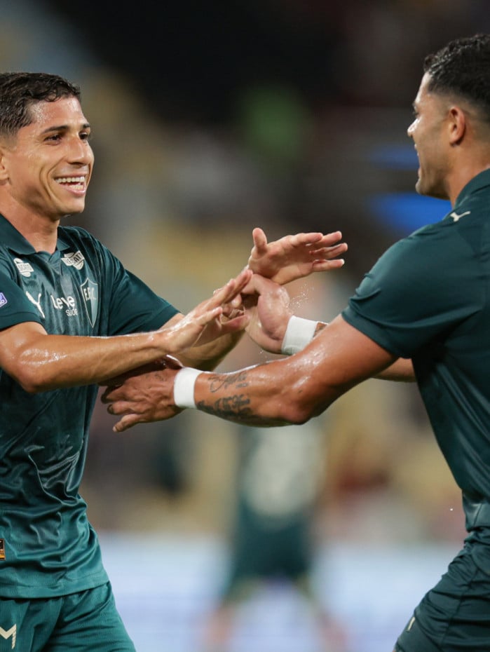 Savarino celebra um de seus tr&ecirc;s gols pelo Fluminense contra o Coritiba