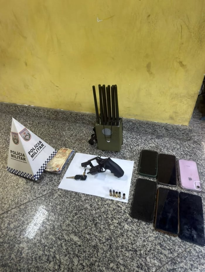 A pol&iacute;cia apreendeu arma e celulares durante a ocorr&ecirc;ncia