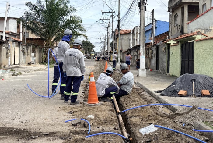 Equipes trabalham na implanta&ccedil;&atilde;o de novas redes para refor&ccedil;ar o abastecimento de &aacute;gua em Trindade