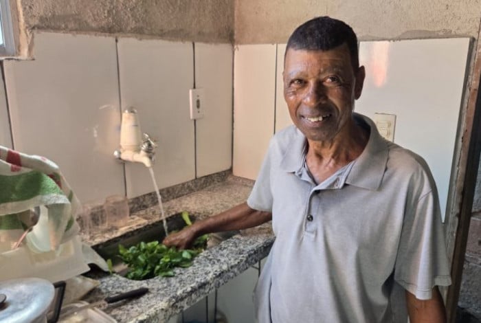 Selmo Santos de Assis comemora a chegada mais regular da &aacute;gua ao Morro do Martins, em Neves